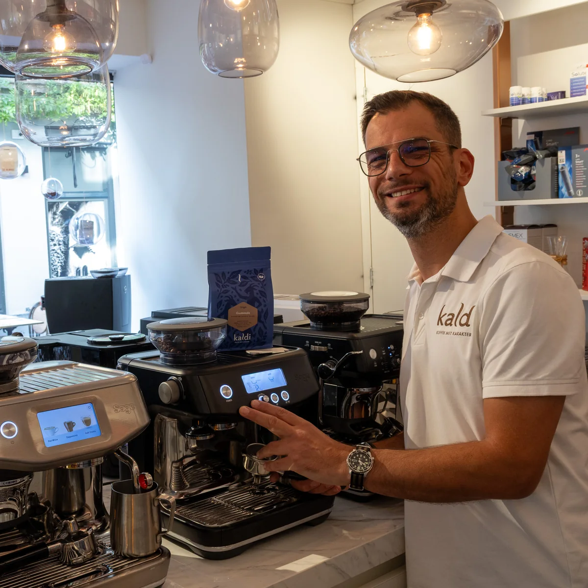 Ruben bij de koffiemachines in Kaldi Den Bosch